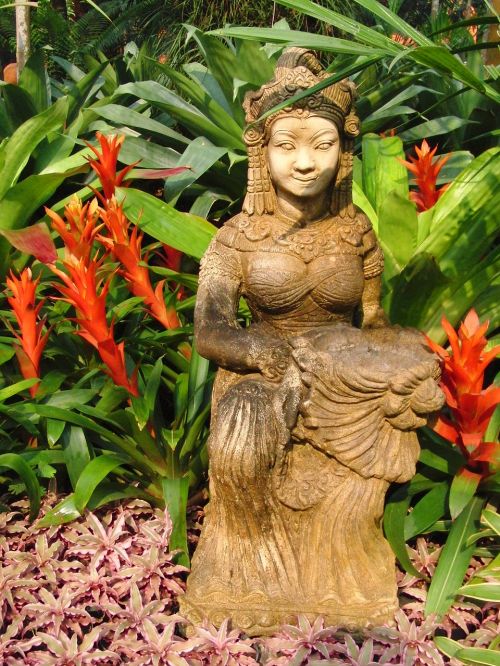 woman garden sculpture thai woman