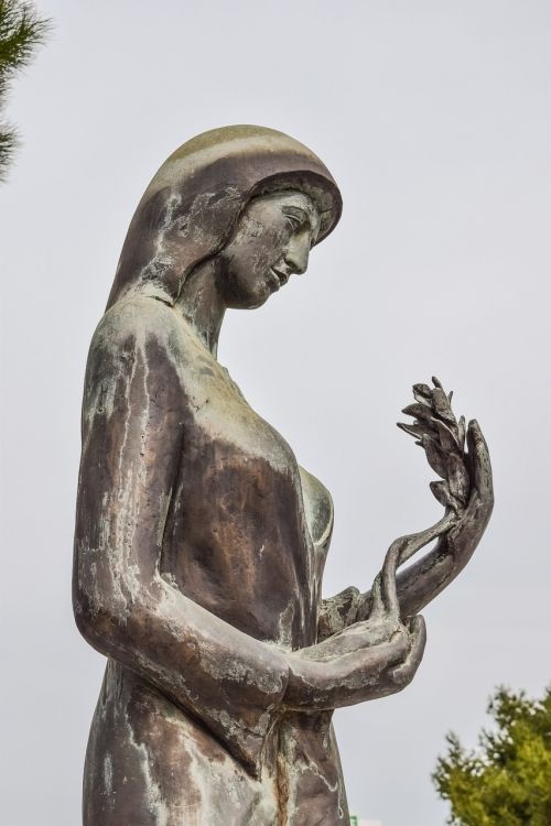 woman mother sculpture