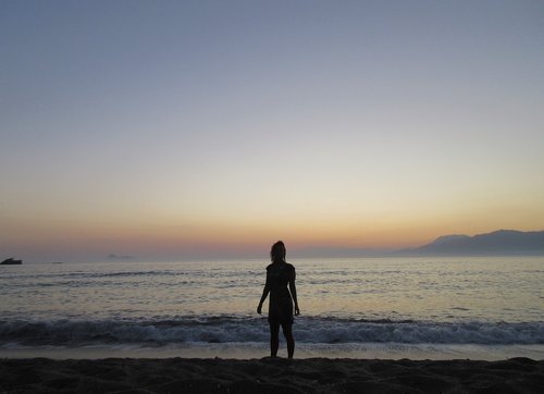 woman  silhouette  crete