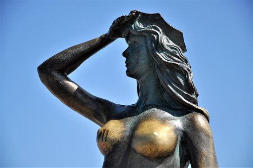woman  siren  the statue