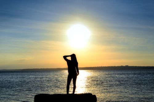 woman silhouette sea