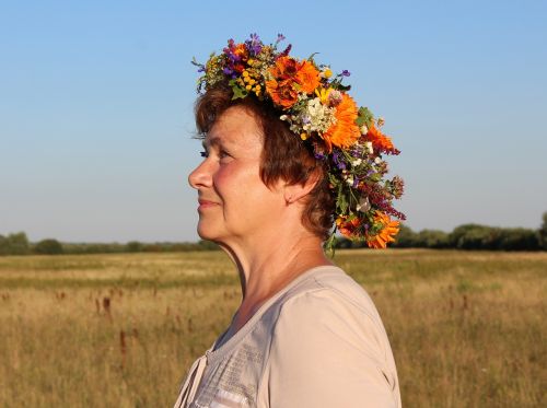 woman wreath flowers