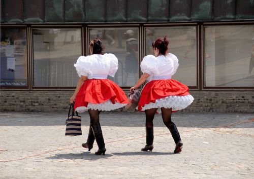 women costume folk songs