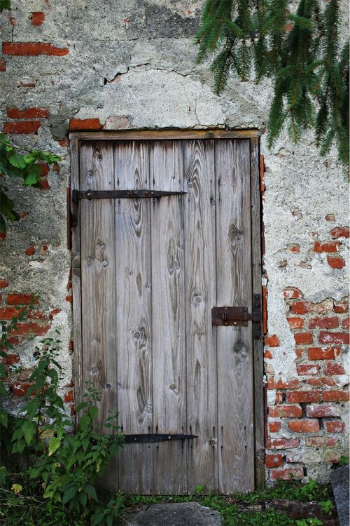 wooden door wooden gate lapsed