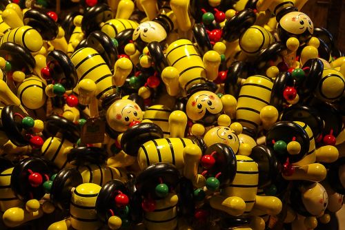 wooden figures bees funny