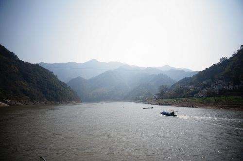 xinanjiang river landscape