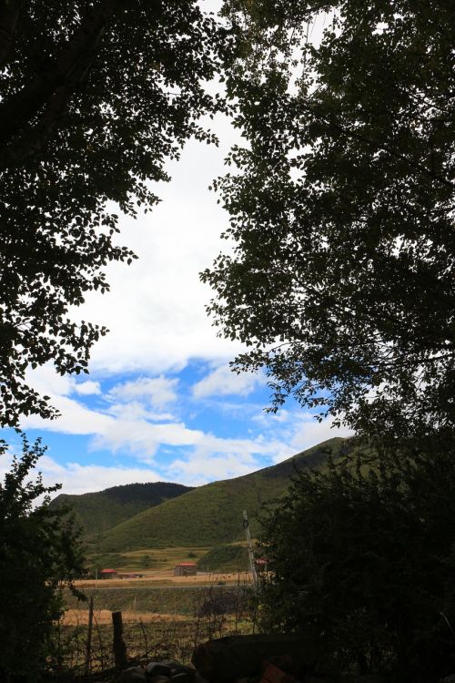 xinduqiao tibet blue sky and white clouds