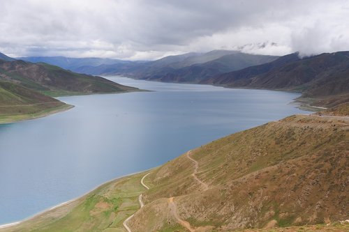 yamdrok tso  lagoon  tibet