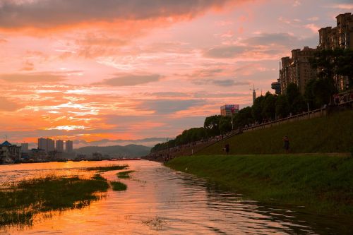 yichang riverside park sunset