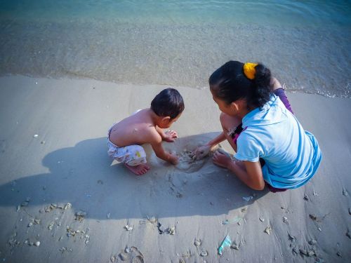 young children play sand