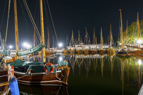 zeesen boats night port